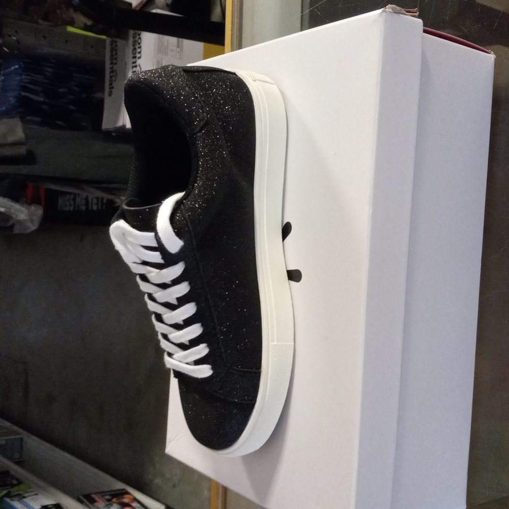 Isaac Mizrahi Lace-Up Sneaker Black 6 M